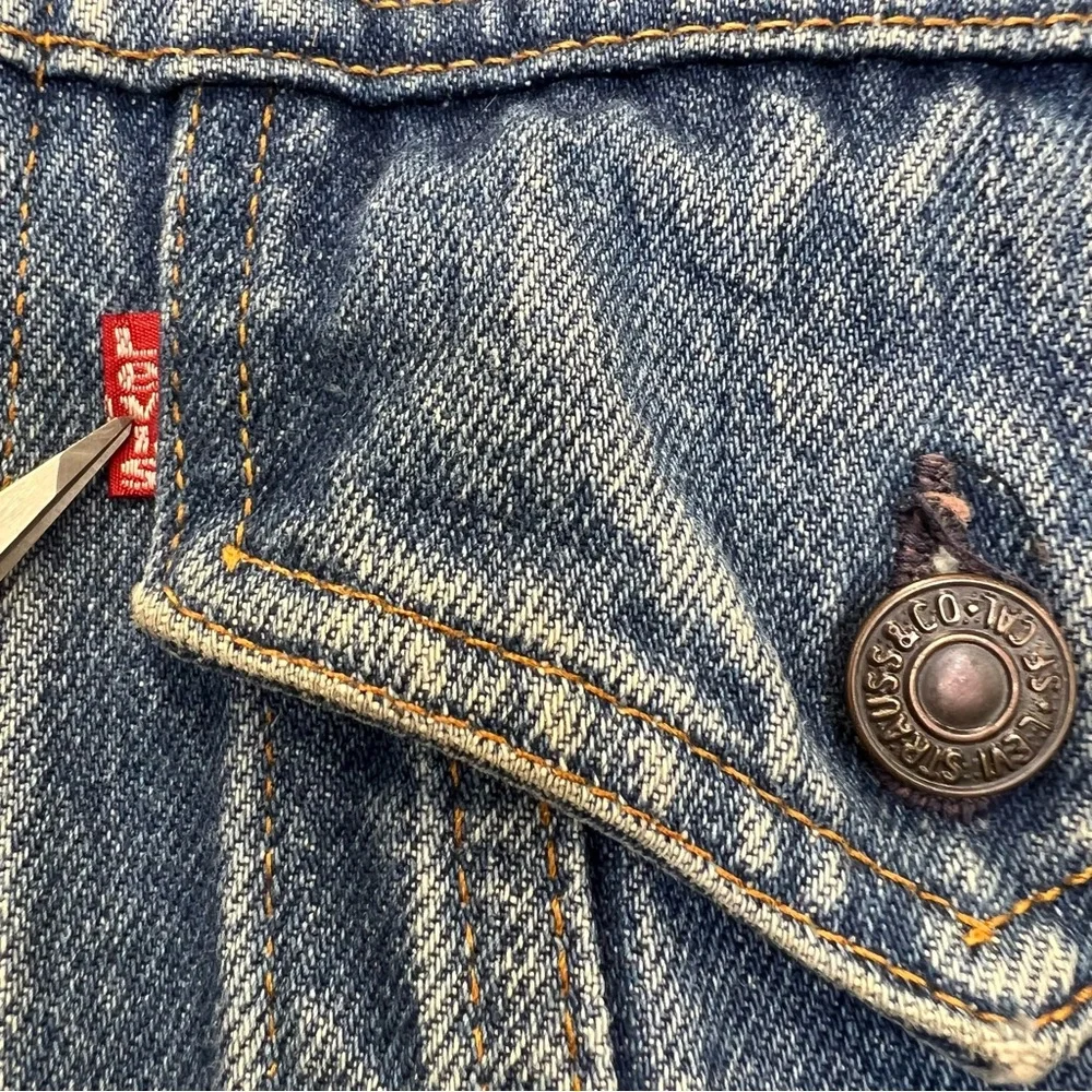 Levi's Vintage Jean Jacket Women’s Medium Distressed Denim Relaxed Trucker Fit - Picture 5 of 9